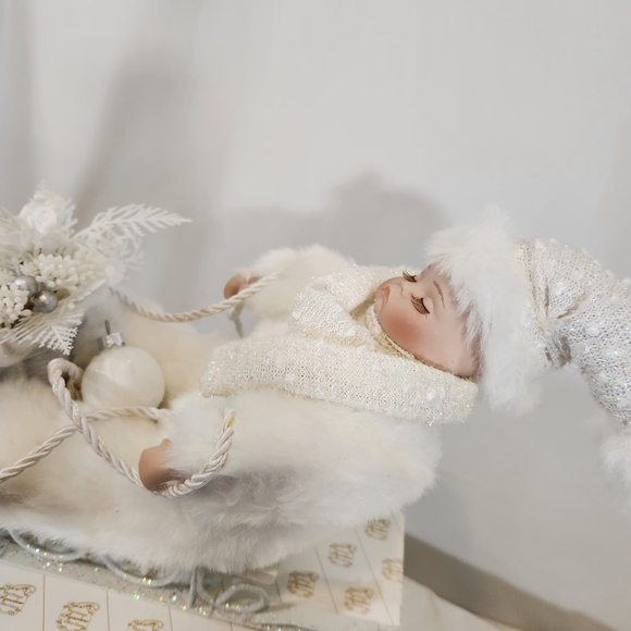 New Winter Baby in Sleigh From the Heritage Signature Collection - Picture 4 of 16
